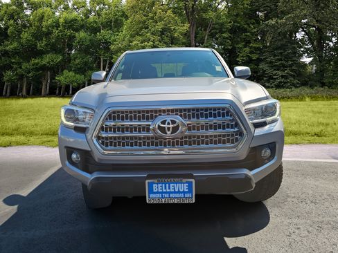 Used 2017 Toyota Tacoma TRD Off-Road w/ Premium & Technology Package AWD/4WD image 2
