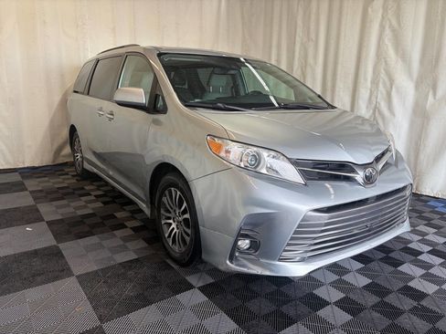 Used 2019 Toyota Sienna XLE FWD image 3