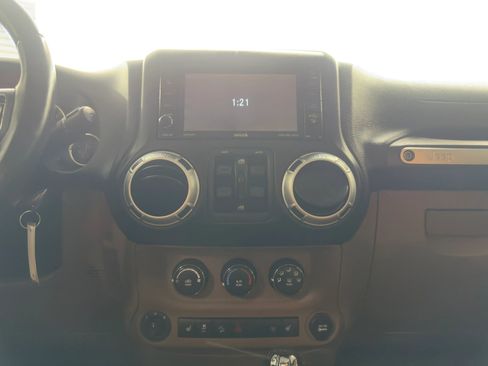 Used 2015 Jeep Wrangler Unlimited Sahara w/ Connectivity Group image 18