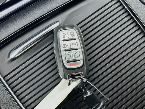 Used 2025 Chrysler Pacifica Limited FWD image 26