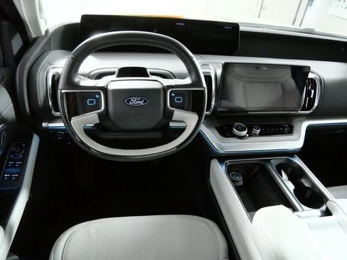 Certified 2025 Ford Expedition Max Platinum w/ Driver's Package AWD/4WD image 4