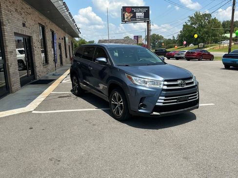 Used 2019 Toyota Highlander LE FWD image 5