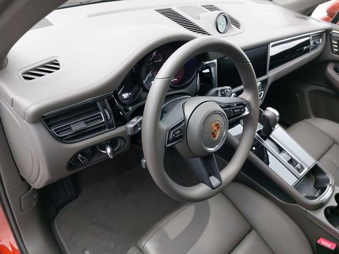 Used 2025 Porsche Macan image 4