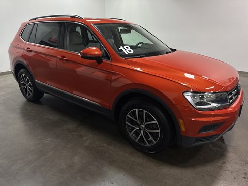 Used 2018 Volkswagen Tiguan SE w/ Panoramic Sunroof Package AWD/4WD image 2