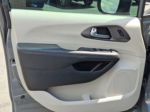 Used 2023 Chrysler Pacifica Touring-L FWD image 12