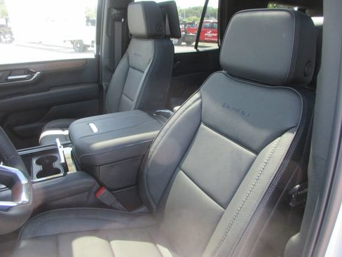 New 2026 GMC Yukon Denali w/ Denali Reserve Package AWD/4WD image 11
