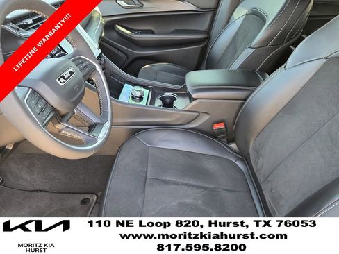 Used 2025 Jeep Grand Cherokee L Laredo image 18