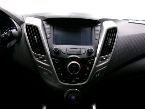 Used 2017 Hyundai Veloster Value Edition image 10