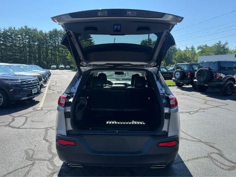Used 2018 Jeep Cherokee Latitude Plus w/ Comfort/Convenience Group AWD/4WD image 5