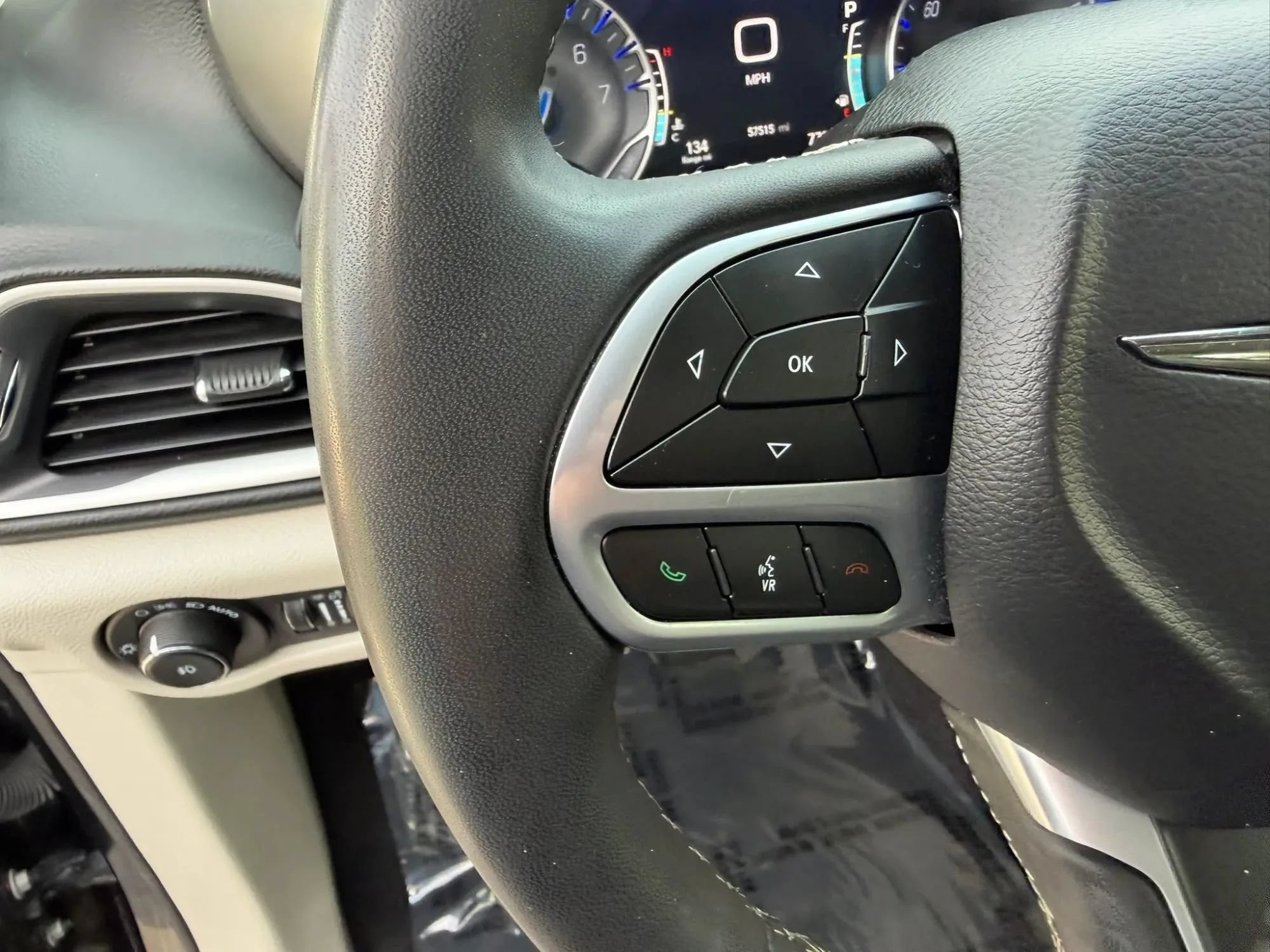 Used 2023 Chrysler Pacifica Touring-L FWD image 16