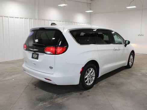 Used 2024 Chrysler Voyager LX image 9