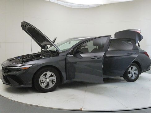 Used 2024 Hyundai Elantra SE image 11