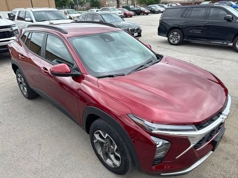 Used 2025 Chevrolet Trax LT w/ LT Convenience Package FWD image 19