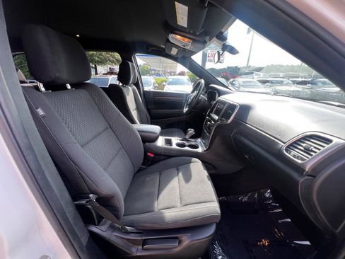 Used 2018 Jeep Grand Cherokee Laredo AWD/4WD image 13