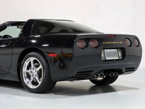 Used 2004 Chevrolet Corvette Coupe w/ Roof Package RWD image 24
