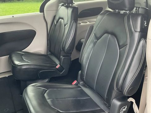 Used 2024 Chrysler Pacifica Touring-L FWD image 22