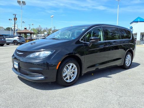 Used 2023 Chrysler Voyager LX FWD image 8