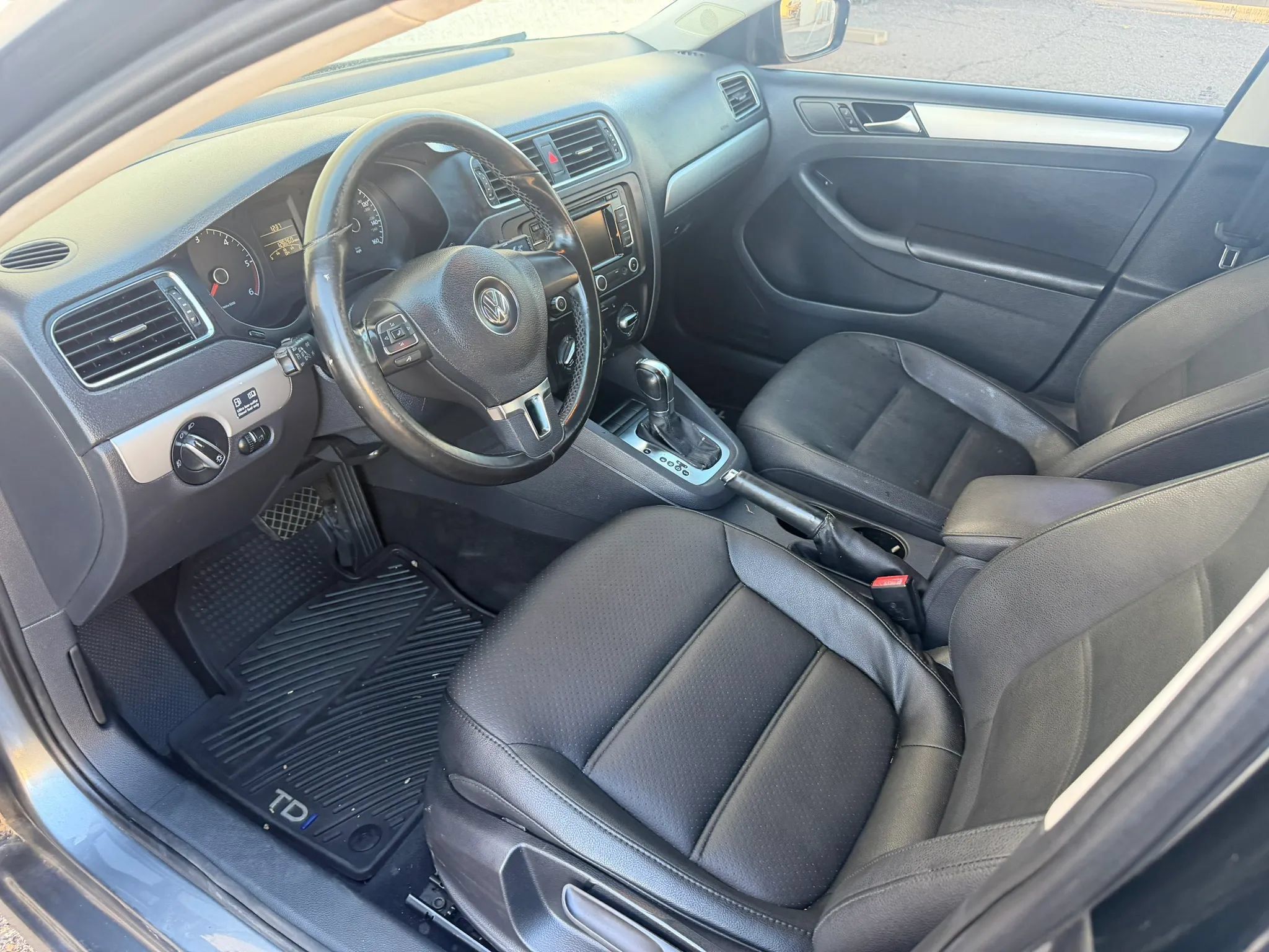 Used 2011 Volkswagen Jetta TDI FWD image 8