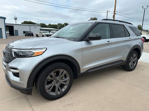 Used 2023 Ford Explorer XLT w/ Equipment Group 202A image 1
