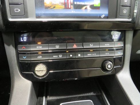 Used 2017 Jaguar F-PACE Premium image 25