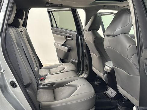 Used 2022 Toyota Highlander XLE image 18