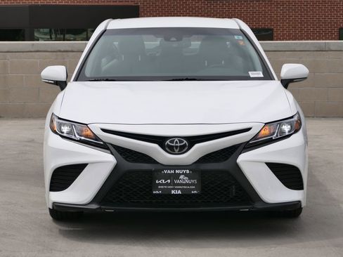 Used 2018 Toyota Camry SE image 9