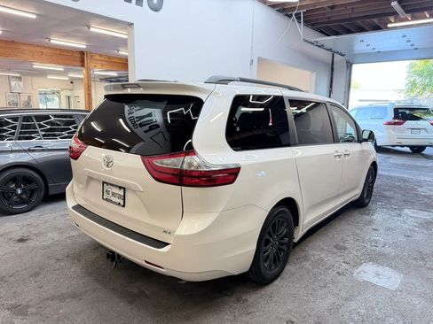 Used 2017 Toyota Sienna XLE FWD image 3