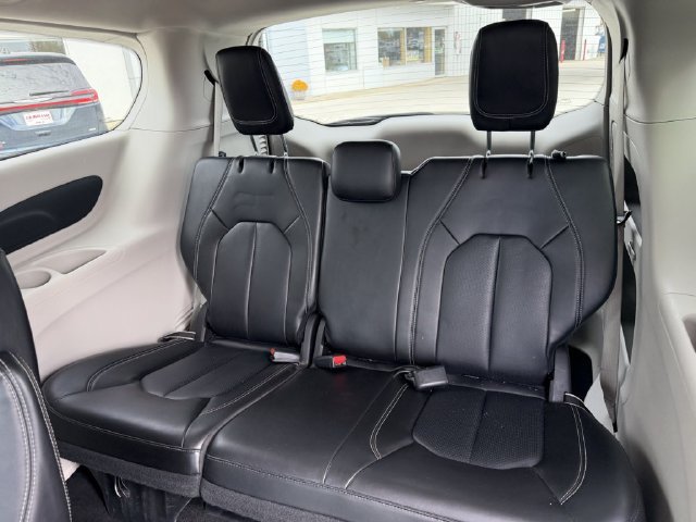 Used 2023 Chrysler Pacifica Touring-L FWD image 15
