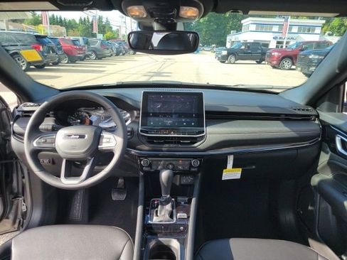 Used 2024 Jeep Compass Latitude w/ Sun and Sound Group AWD/4WD image 20