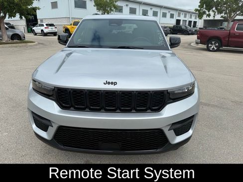 New 2025 Jeep Grand Cherokee Altitude image 9