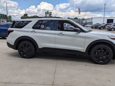 Used 2023 Ford Explorer ST-Line w/ Class IV Trailer Tow Package AWD/4WD image 2