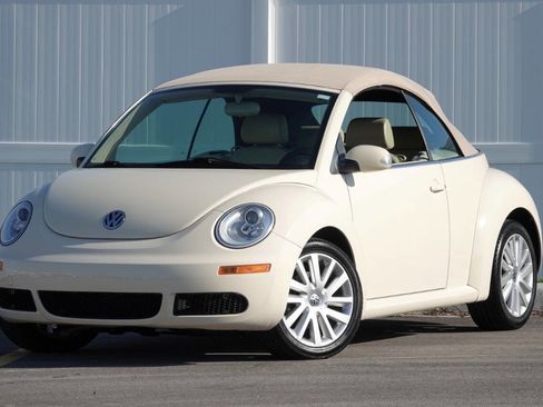 Used 2008 Volkswagen Beetle SE FWD image 2