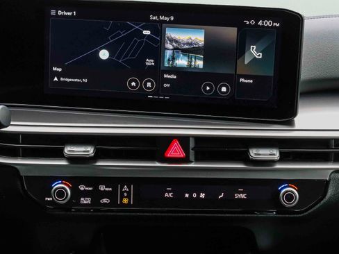 Certified 2025 Kia Sorento S FWD image 11