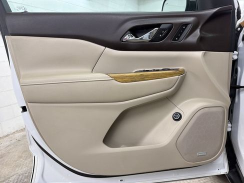 Used 2018 GMC Acadia Denali w/ Technology Package FWD image 17