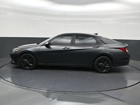Used 2021 Hyundai Elantra SEL w/ Preferred Accessory Package FWD image 2