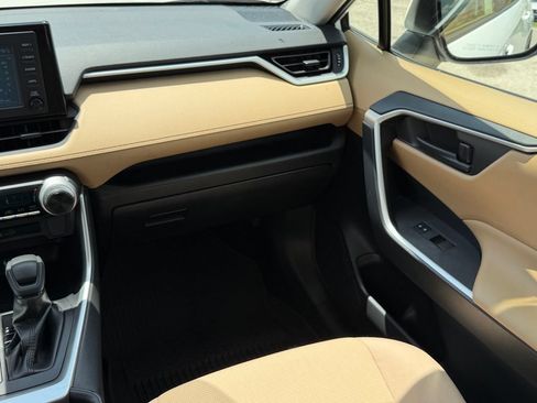 Used 2019 Toyota RAV4 LE FWD image 15