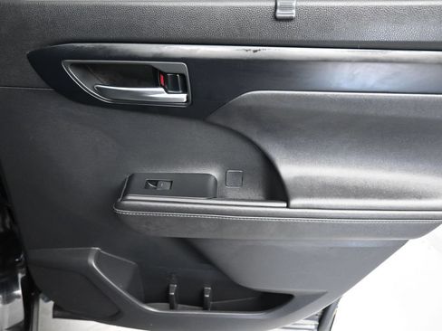 Used 2020 Toyota Highlander XLE AWD/4WD image 44