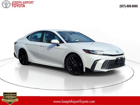 Used 2025 Toyota Camry SE image 1