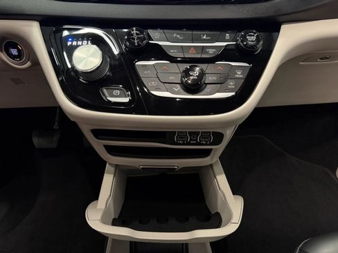 Used 2023 Chrysler Pacifica Touring-L FWD image 32
