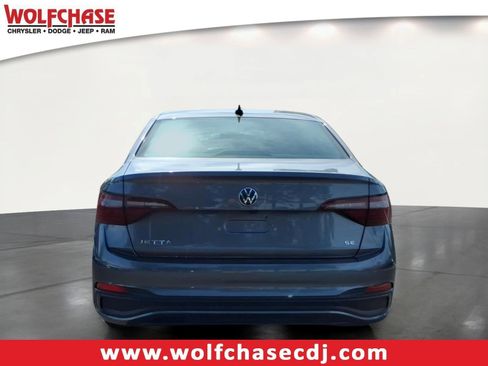 Used 2024 Volkswagen Jetta SE FWD image 4