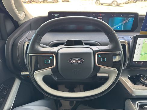 Certified 2025 Ford Expedition Max Platinum w/ Driver's Package AWD/4WD image 31