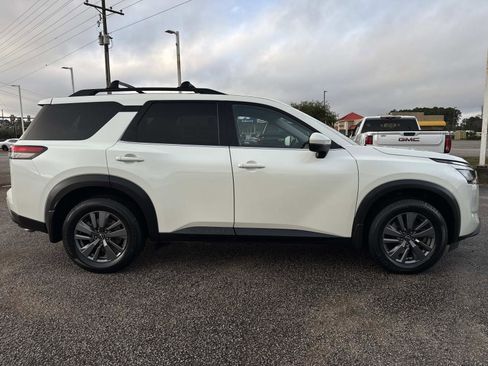 Used 2023 Nissan Pathfinder SV image 2