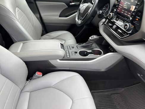 Used 2021 Toyota Highlander XLE AWD/4WD image 74