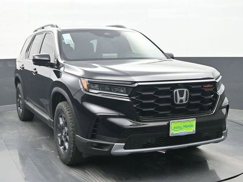 Used 2025 Honda Pilot TrailSport image 2