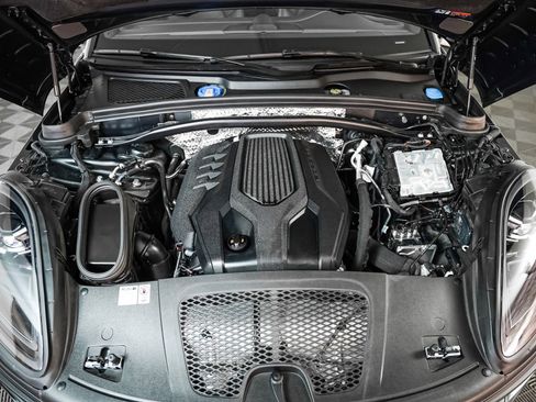 Used 2024 Porsche Macan image 12