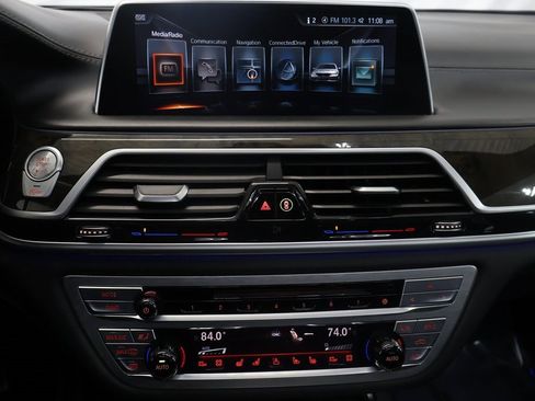 Used 2017 BMW 750i image 21