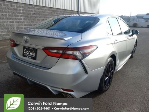Used 2022 Toyota Camry SE image 3