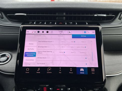 Used 2024 Jeep Grand Cherokee Limited w/ Luxury Tech Group II image 28