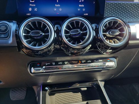 Used 2025 Mercedes-Benz GLB 250 image 32