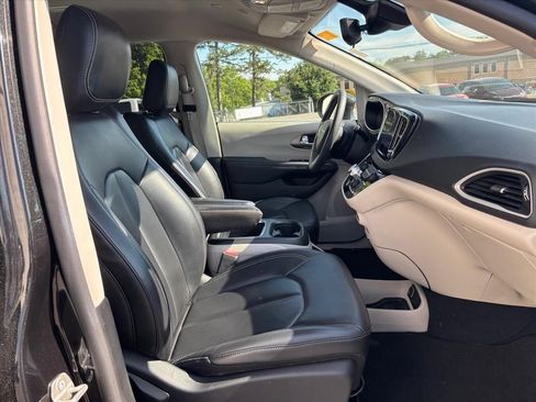 Used 2023 Chrysler Pacifica Touring-L FWD image 13